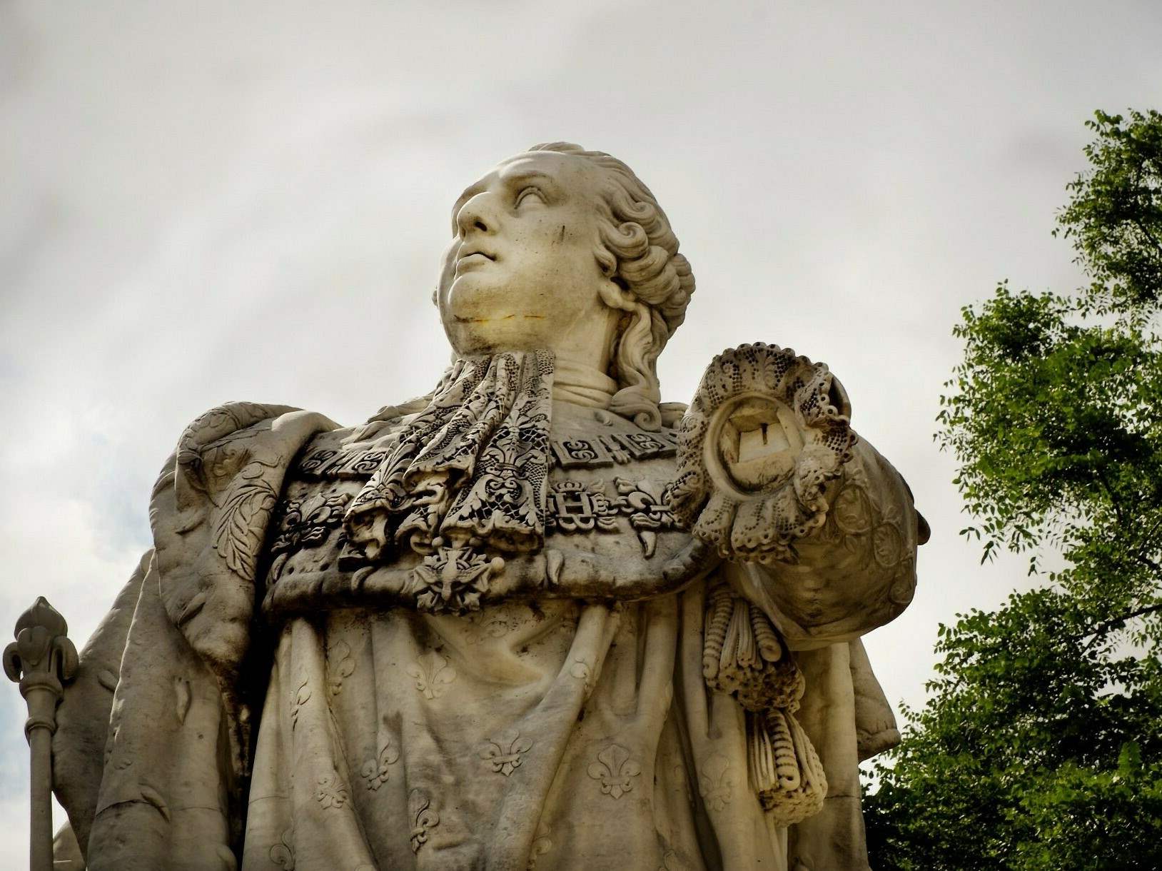 19-facts-about-the-king-of-france-statue