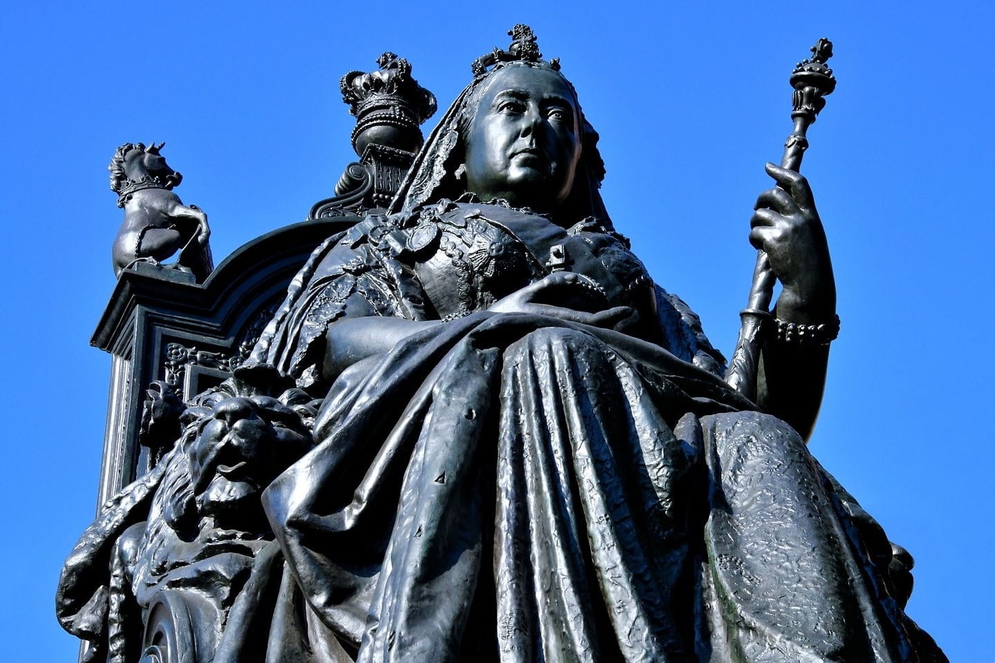 16 Facts About The Queen Victoria Statue 