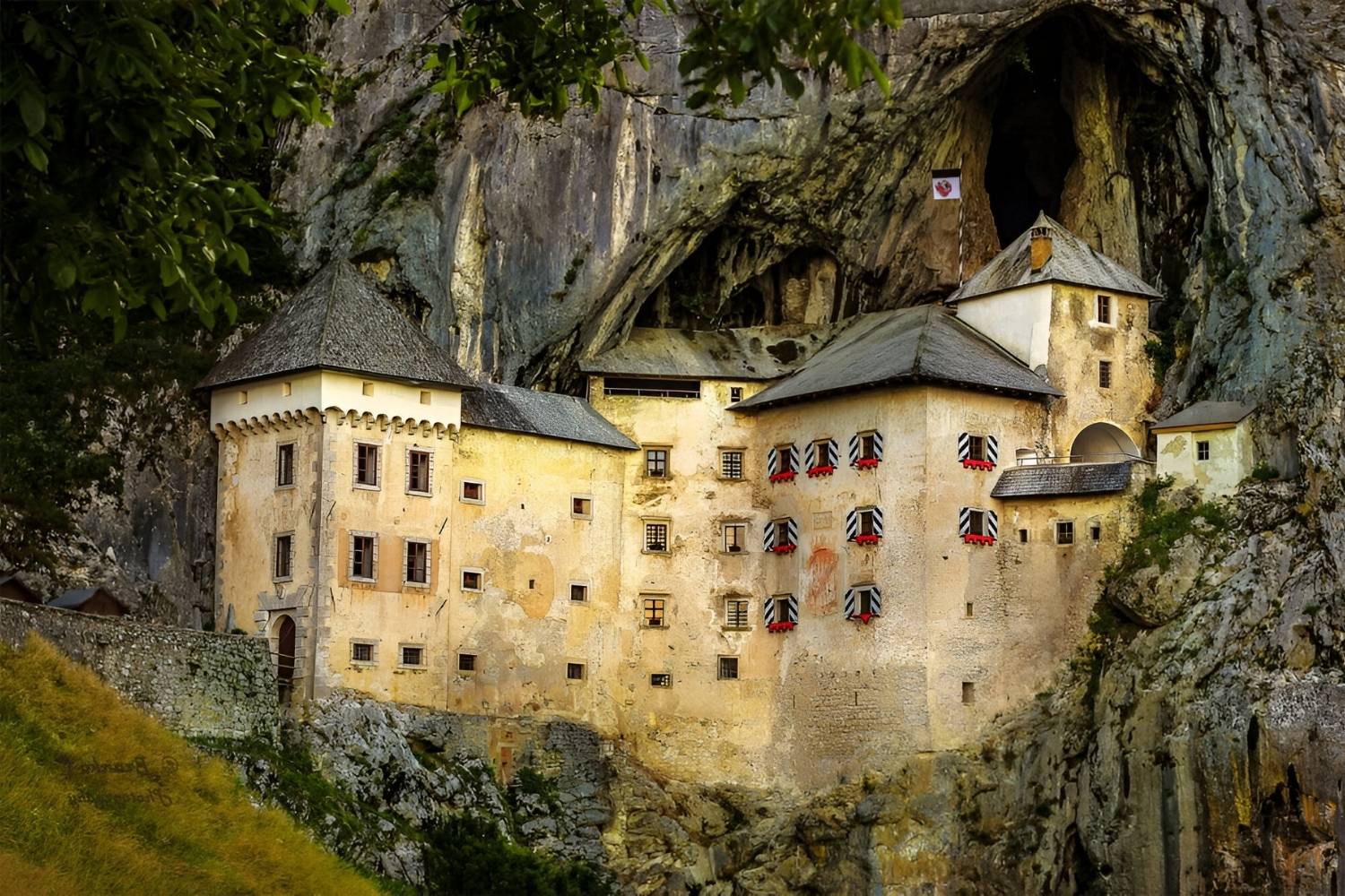 35-facts-about-predjama-castle