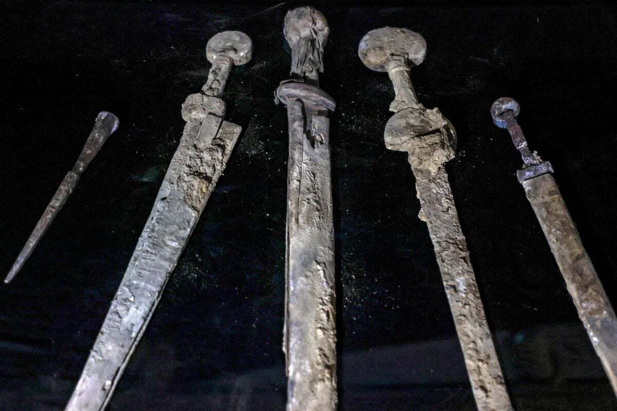 36-facts-about-judean-cave-roman-swords