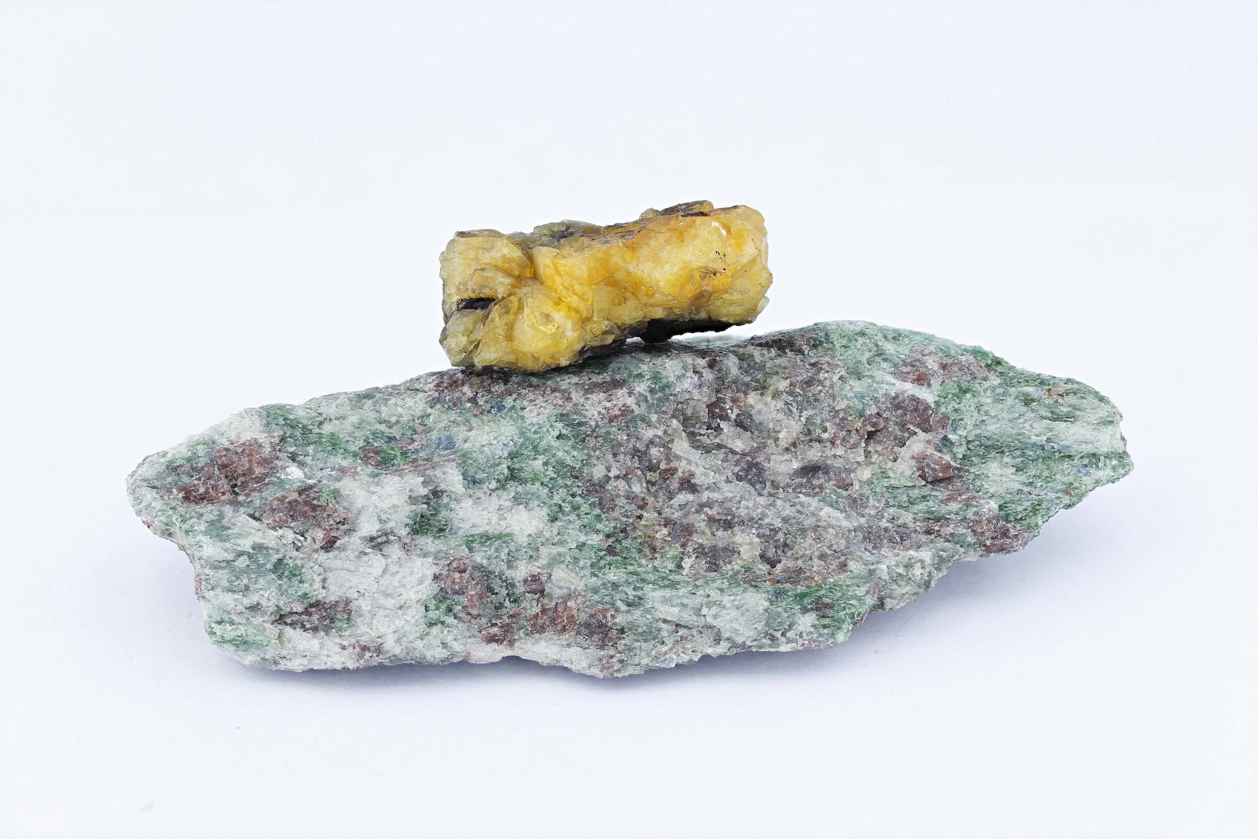 40-facts-about-omphacite