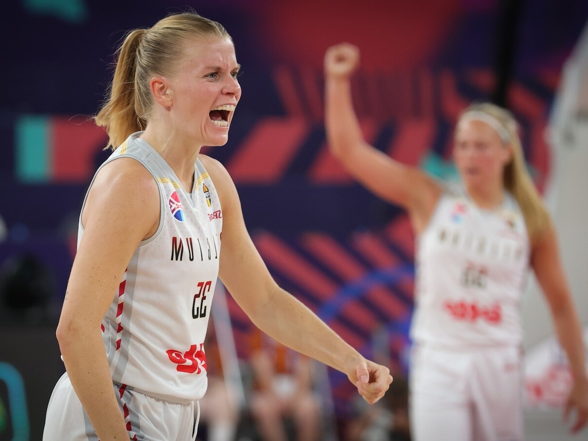 10 Facts About Julie Vanloo 