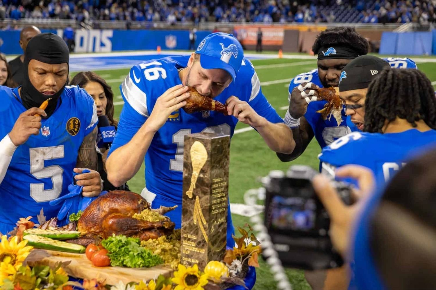 25 Facts About Thanksgiving Football Games 