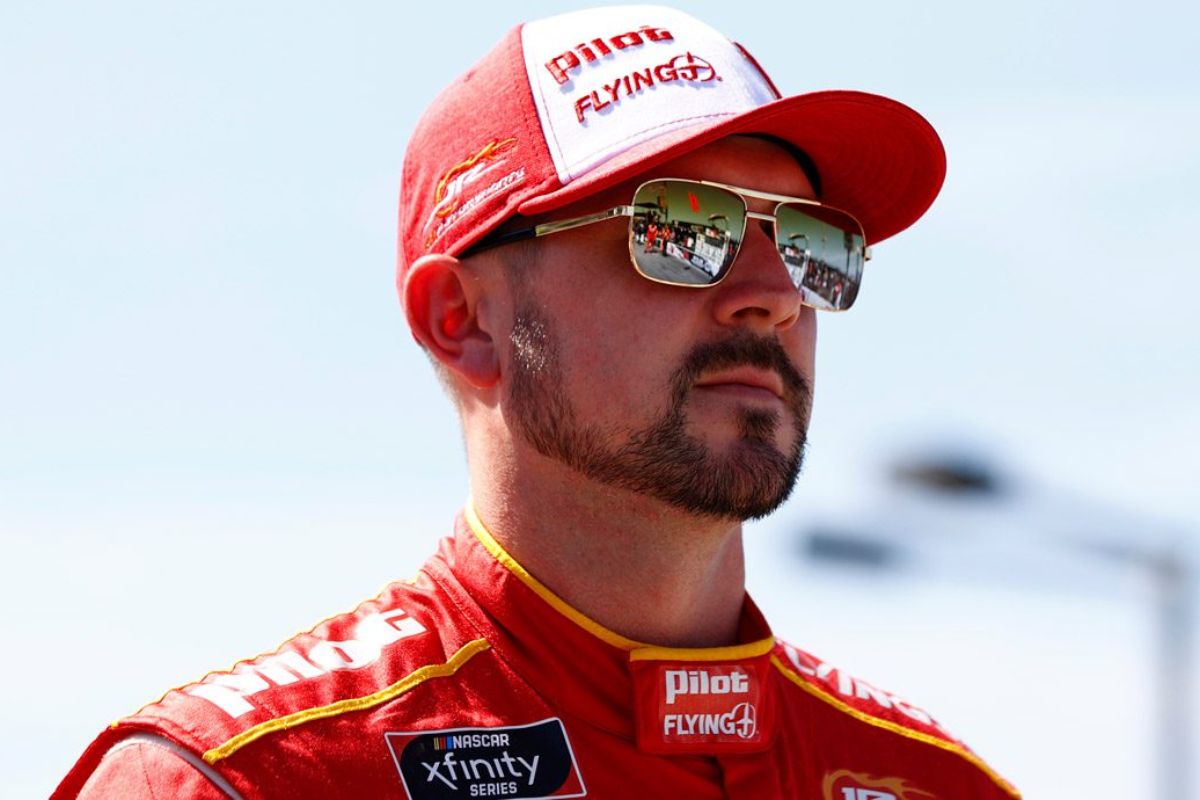 25 Facts About Michael Annett 
