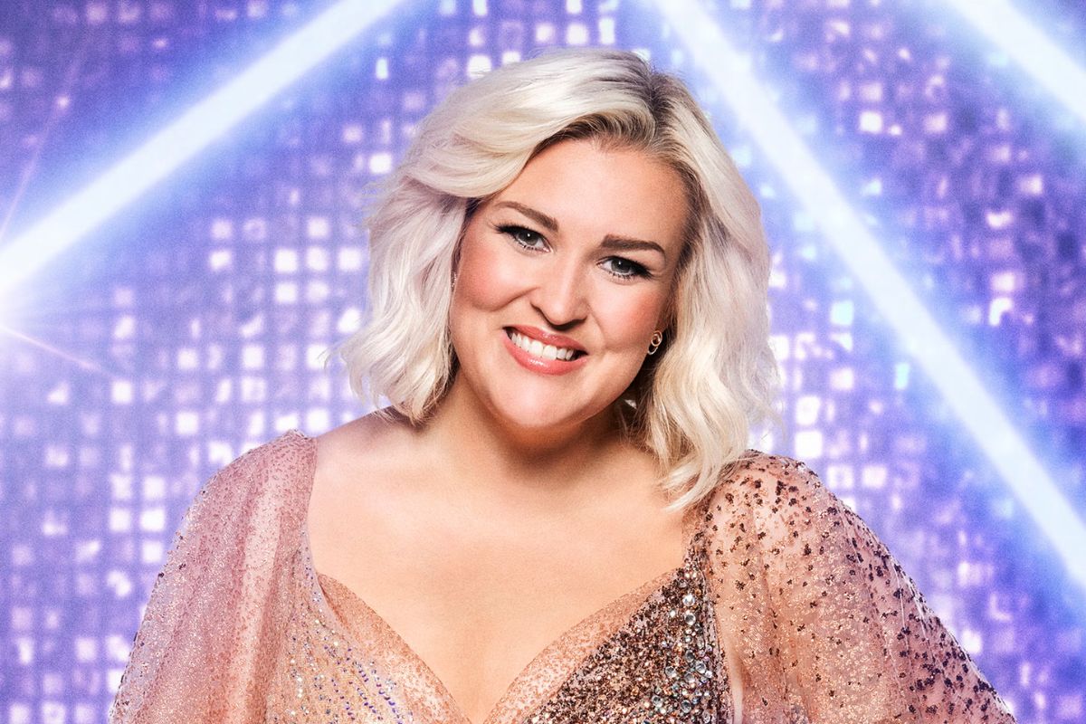 25 Facts About Sara Davies 